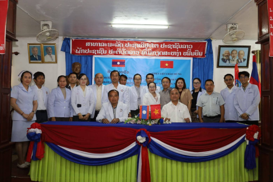 Attapeu and Quang Ngai Hospitals Discuss Medical Cooperation